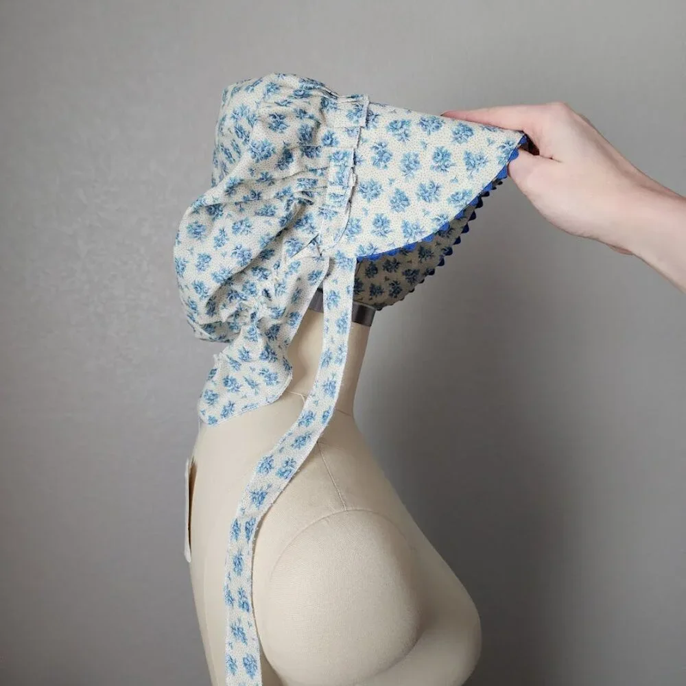 VINTAGE Prairie Cottagecore Blue‎ Floral Sun Bonnet Hat with Ruffle Ties NEW